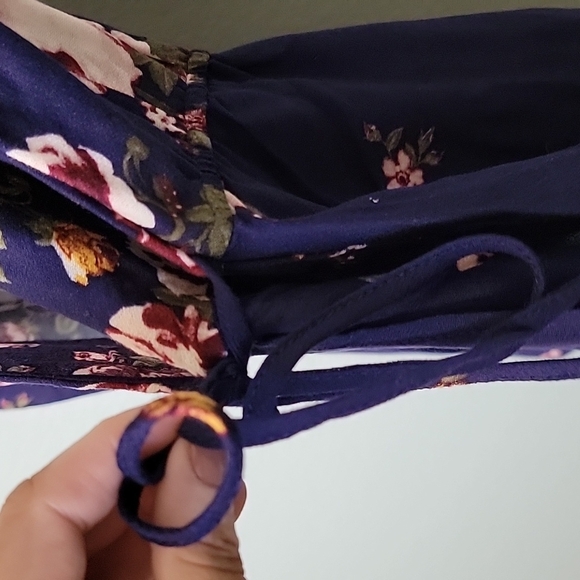 Francesca's Romantic Girly Blue Rain NWT floral surplice top medium - Picture 4 of 9